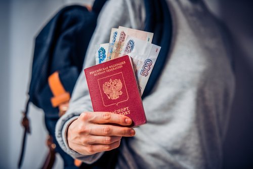 Как проверить долги перед выездом за границу?
